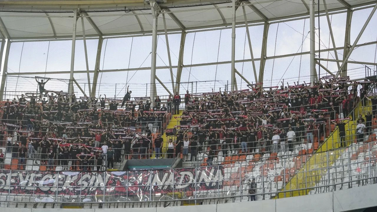 Helal Olsun Size! Gaziantep FK’nın Cefakar Taraftarları Adana’da Takımlarını Yalnız Bırakmadı