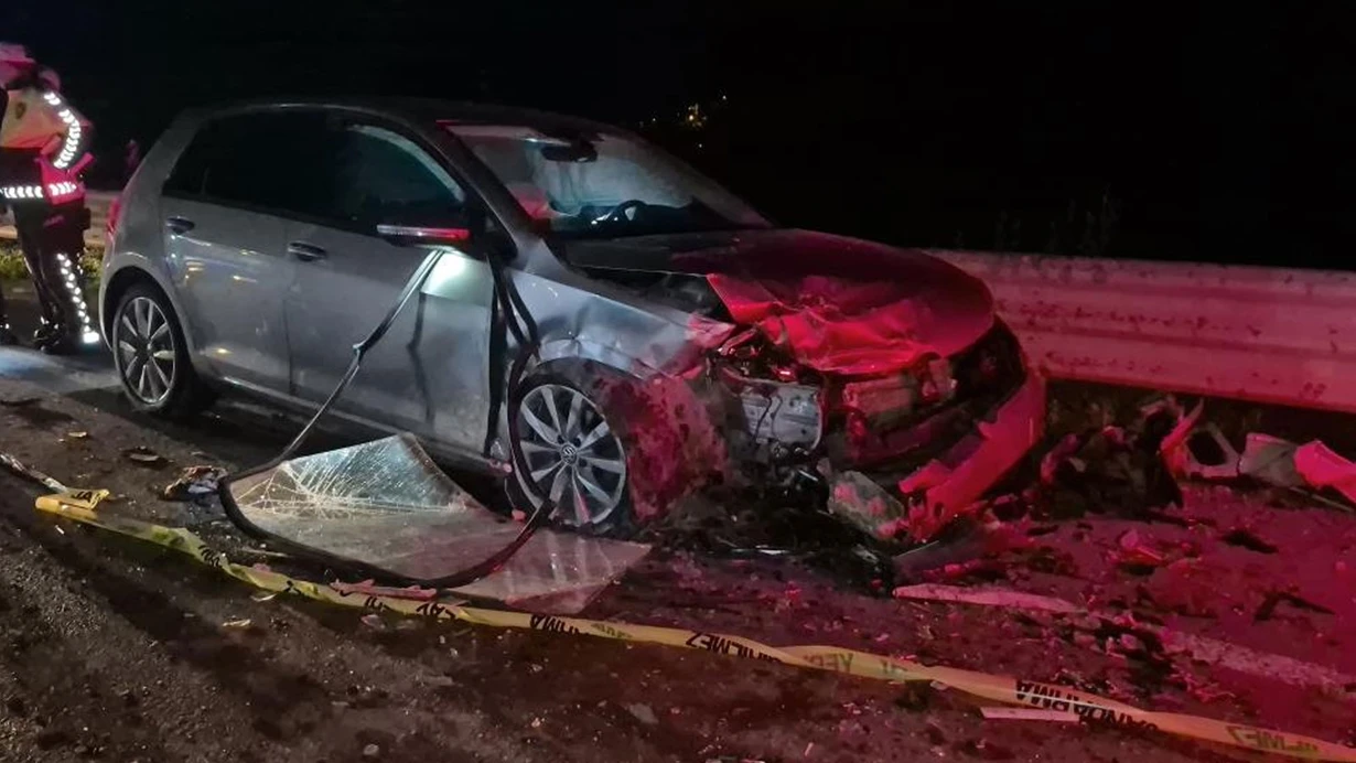 Feci Kaza: İki Araç Kafa Kafaya Çarpıştı, 1’i Ağır 4 Yaralı!