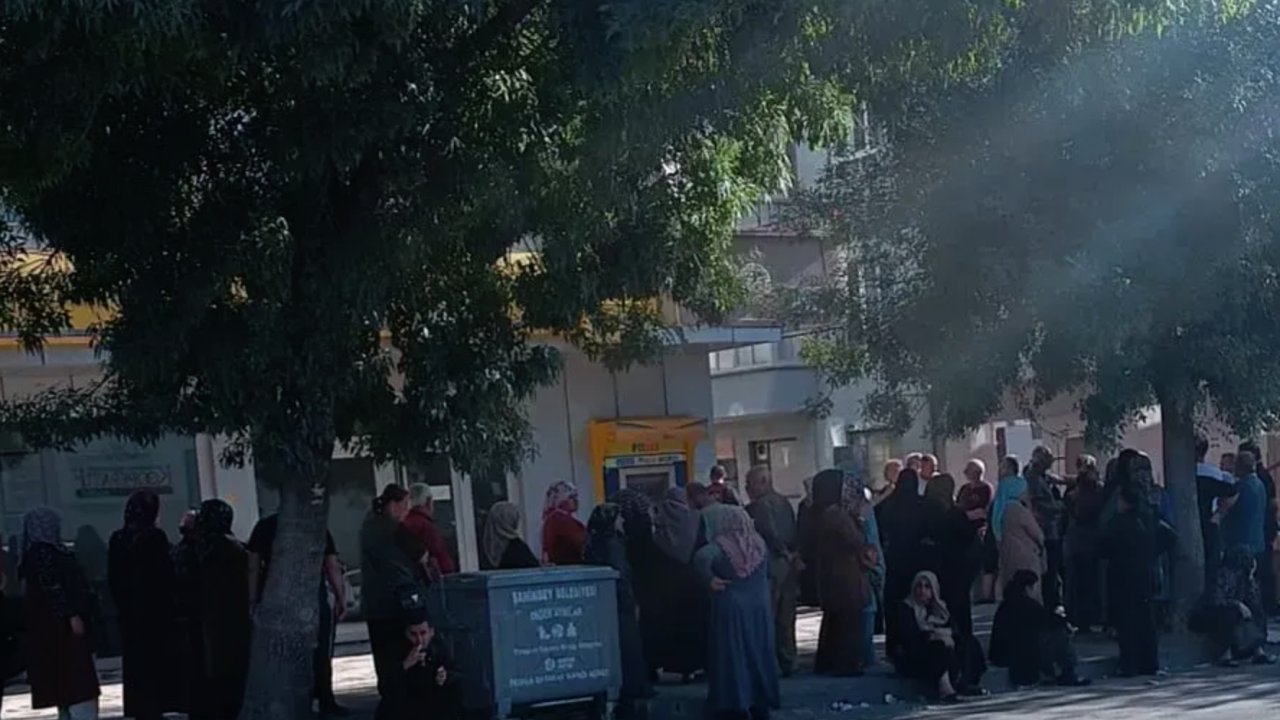 Gaziantep'te Para Kuyruğu! PTT Önlerinde Uzun Sıralar Oluştu