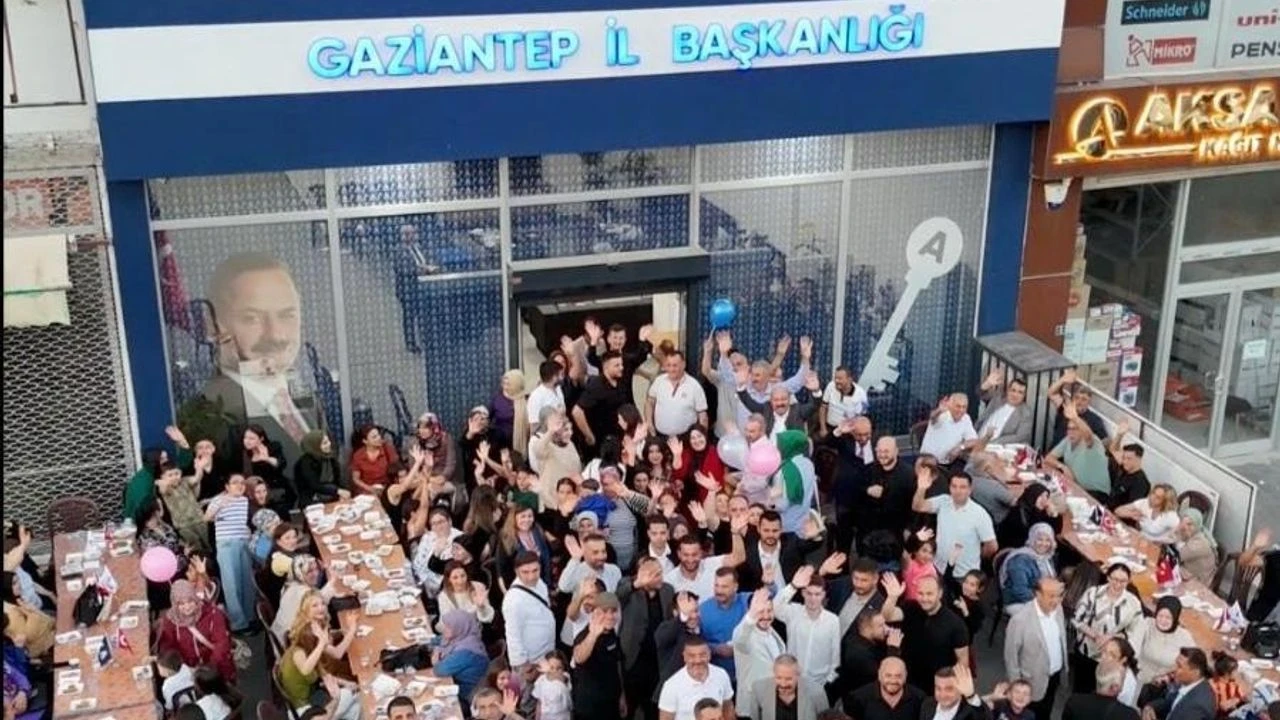 Gaziantep’te Anahtar Parti’den Gövde Gösterisi! Bayramlaşma Değil, Mini Miting Gibi