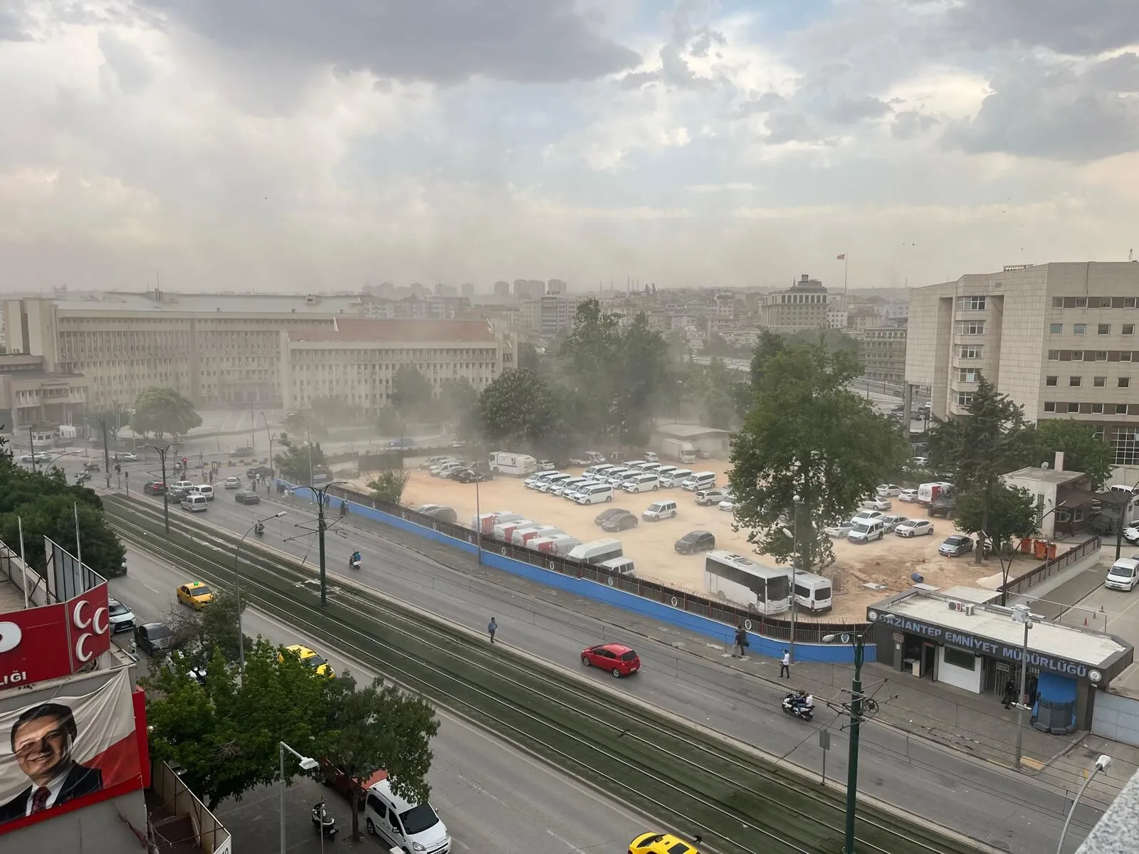 Gaziantep’te Şiddetli Toz Fırtınası Hayatı Olumsuz Etkiledi: Tabela Koparak Kaldırıma Düştü