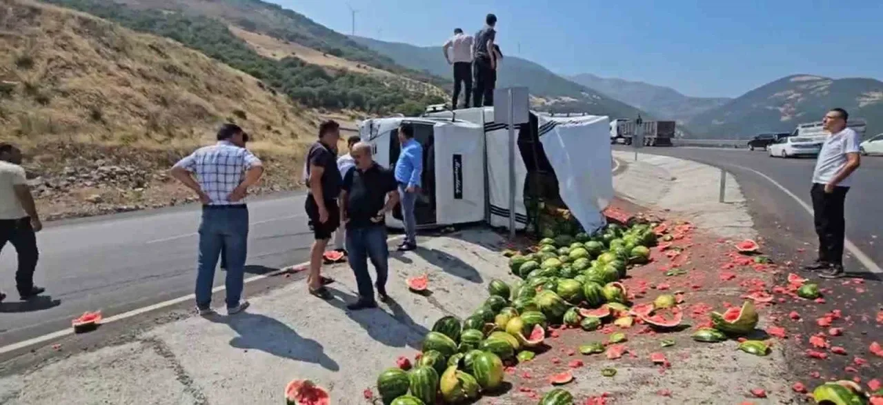 Gaziantep’te virajı alamayan karpuz yüklü kamyonet devrildi