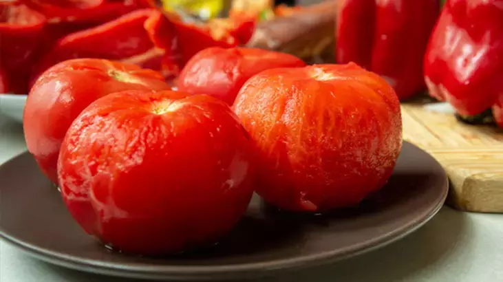 Domates Soymak Hiç Bu Kadar Kolay Olmamıştı: Zahmetsiz Yöntemlerle Kabuklar Fıstık Gibi Soyuluyor!