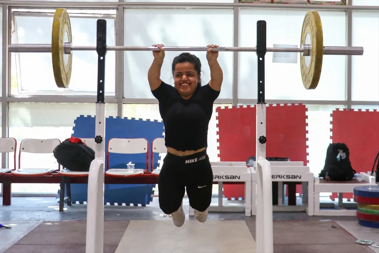Paralimpik sporcu yüzmedeki başarısını halterde de sürdürmek istiyor