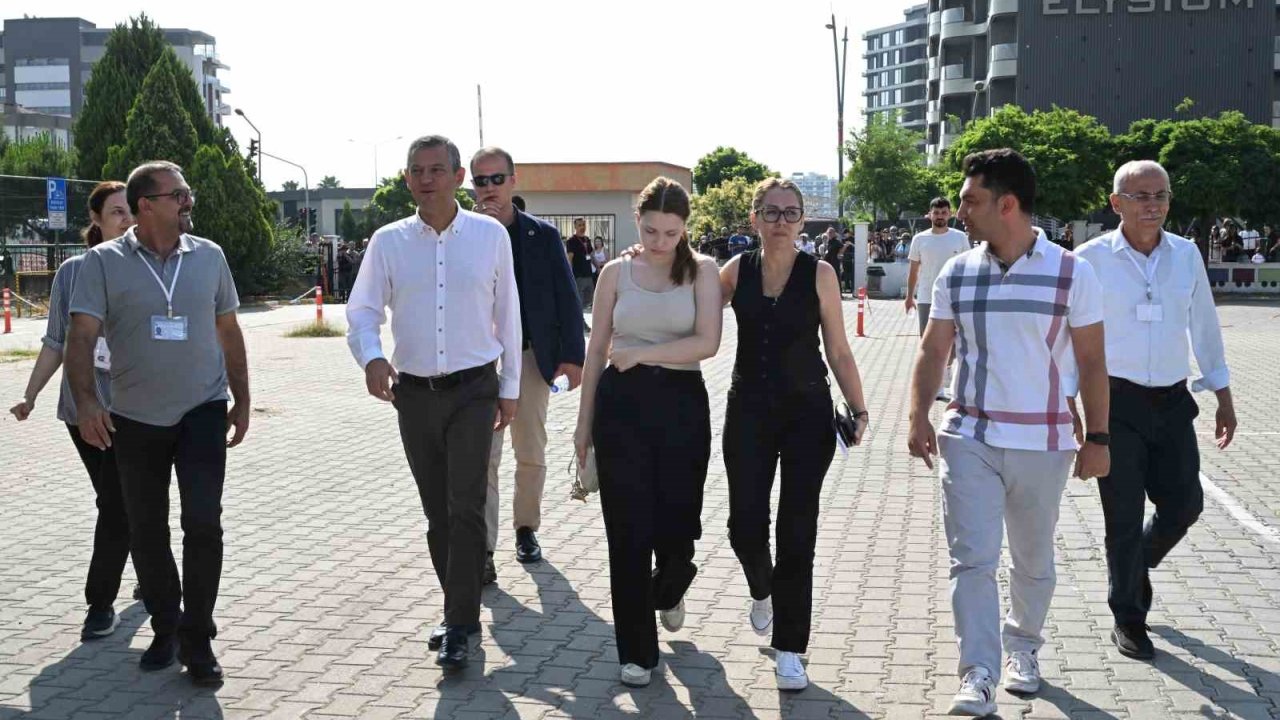 Ferdi Zeyrek’in kızı Nehir, TYT’ye CHP Lideri Özgür Özel ve annesiyle geldi