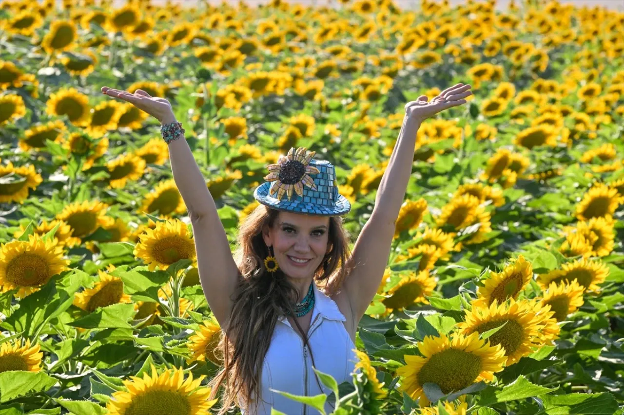 Mozaik sanatçısı ayçiçeği tutkusunu kıyafetine ve takısına yansıttı