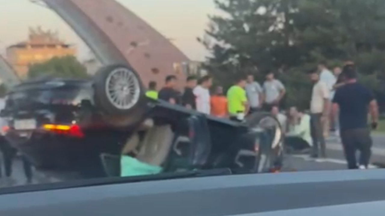 Gaziantep'te İpekyolu Savaş Alanına Döndü: 3 Araç Birbirine Girdi