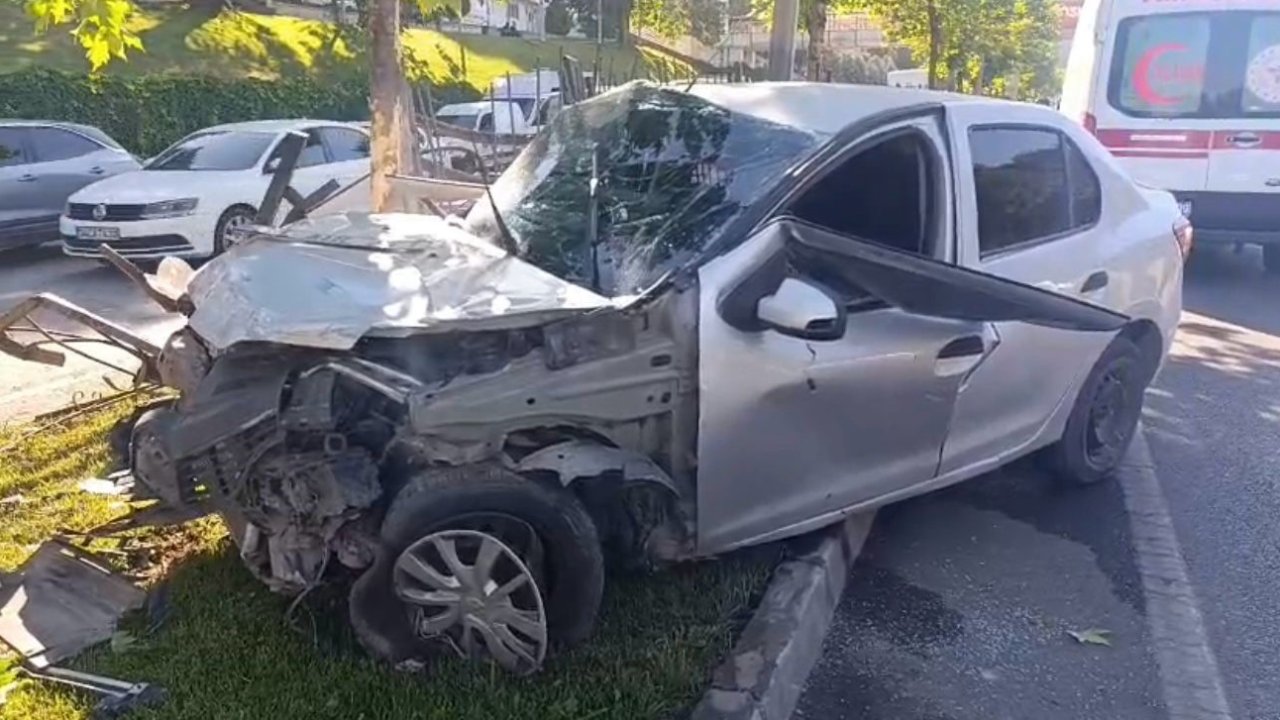 Gaziantep'te İpek Yolunda Kaza! Otomobil Refüjdeki Demirlere Çarptı: Yaralılar Var