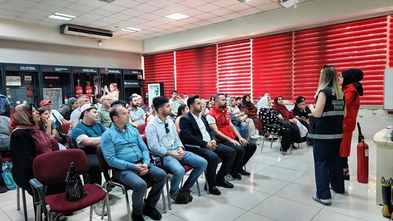 Gaziantep'te işitme engelli bireylere yangın söndürme eğitimi
