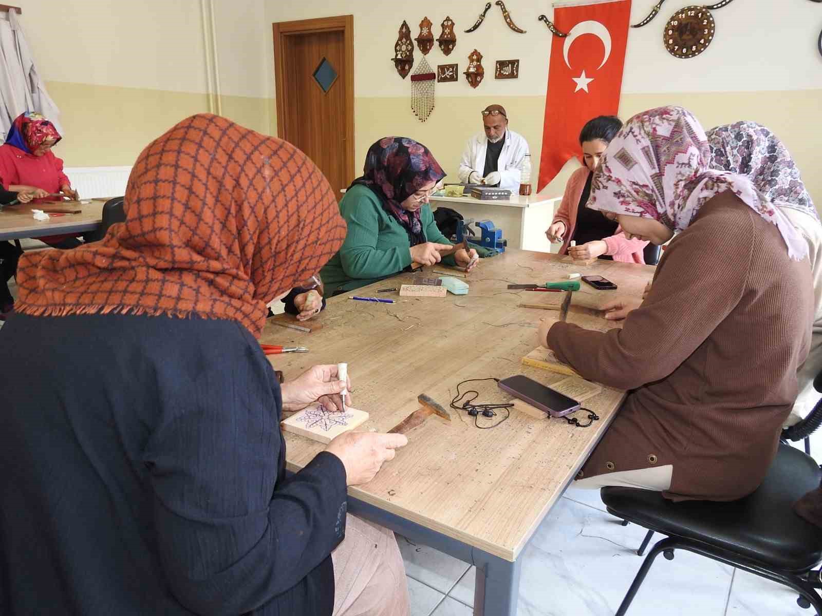 Gaziantep'te Kadınlar, sedef kakma işlemeciliğini öğreniyor