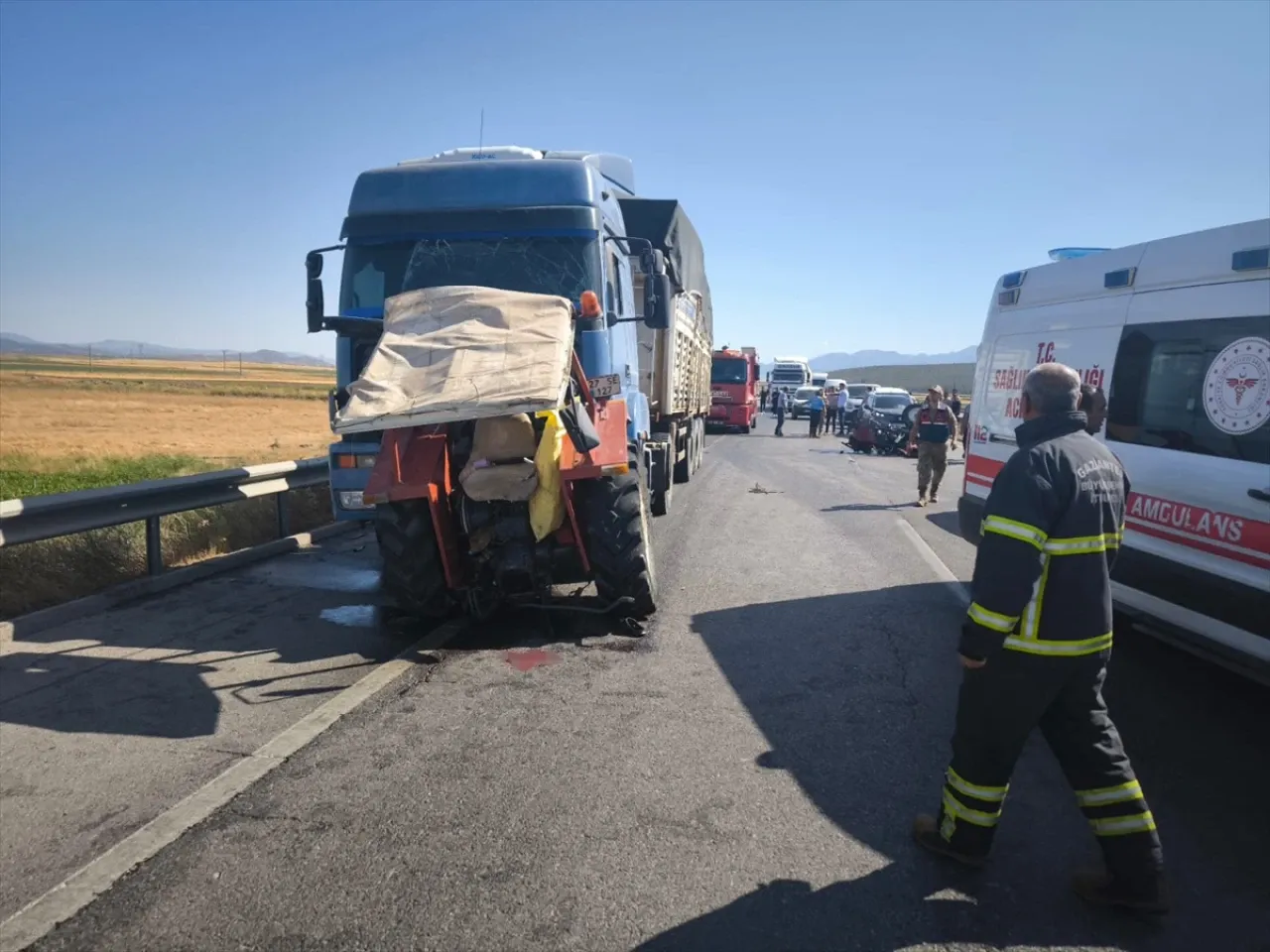 Gaziantep’te tırla çarpışan traktördeki 2 kişi yaralandı