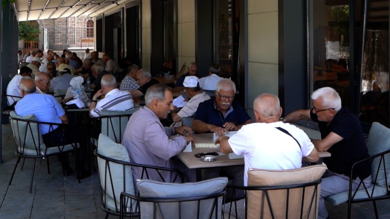 Gaziantep'te Emekliler Altın Buldu; Bu Kafede Çay 5 TL