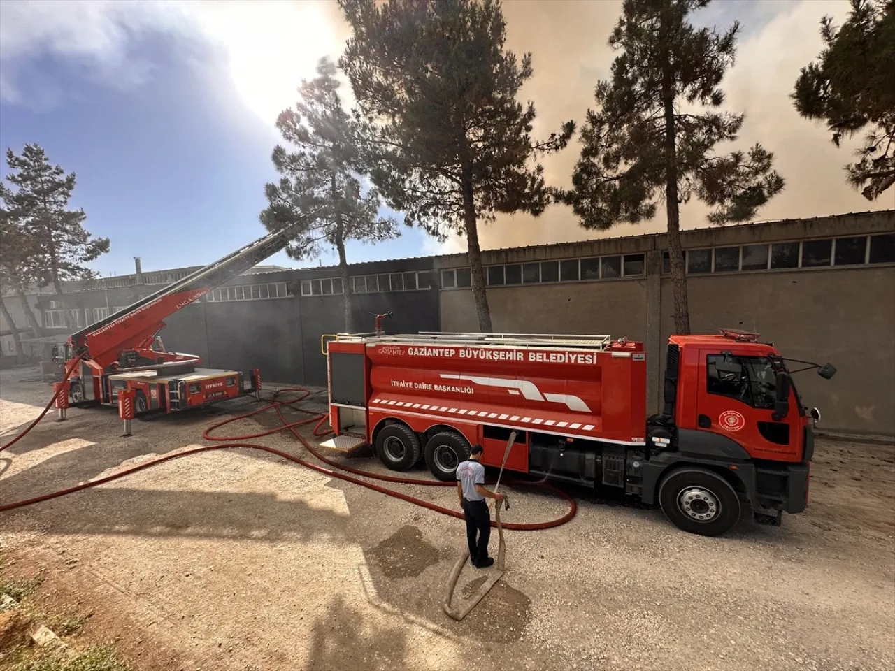 Gaziantep OSB'de Halı Fabrikasında Korkutan Yangın: İtfaiye Ekipleri Müdahale Ediyor