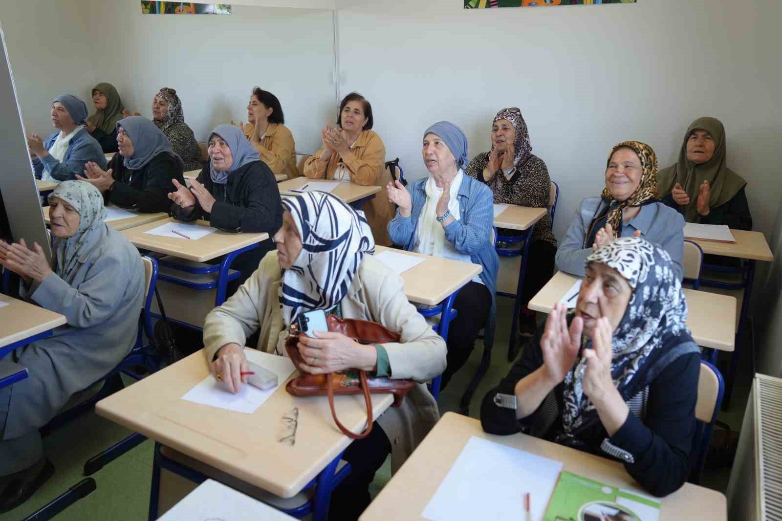 Gaziantep'te torun sahibi ninelerin okumayı öğrenme azimleri imrendiriyor