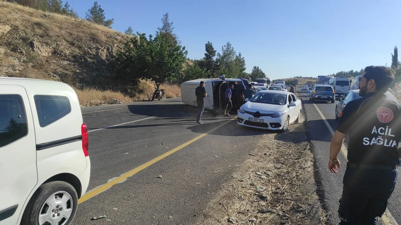 Gaziantep Yolunda Feci Kaza: İşçi Servisi ile Otomobil Çarpıştı, 12 Yaralı