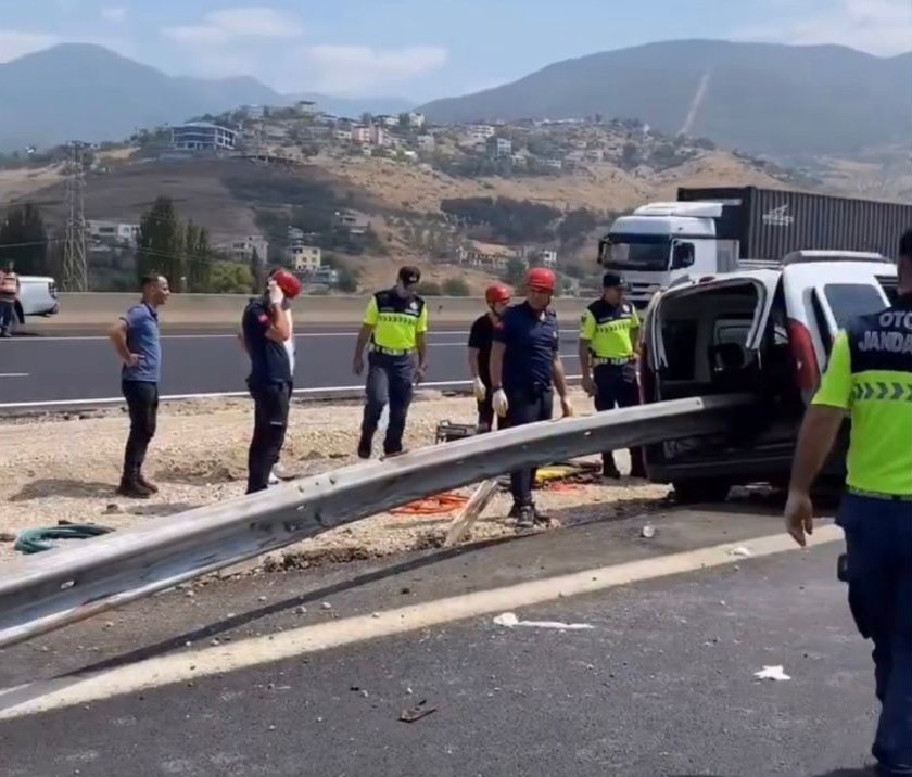 Hafif Ticari Araç Bariyerlere Ok Gibi Saplandı! 2 Kişi Hayatını Kaybetti