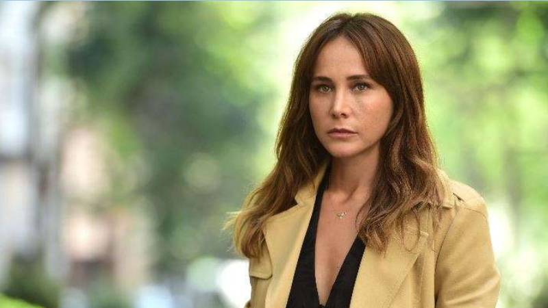 Burçin Terzioğlu Ekranlara Geri Dönüyor: Yeni Dizisi “Güzelkoy” Hazırlanıyor