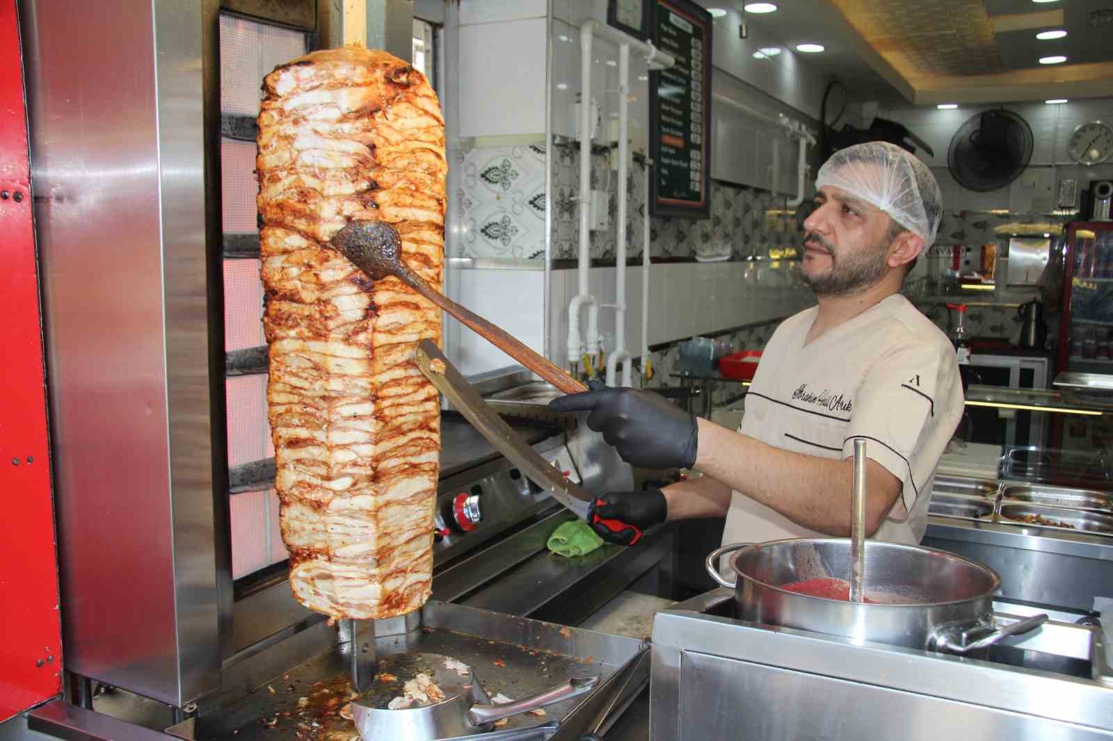 Gaziantep'te sıcak hava en çok ocak başında çalışan ustaları zorluyor