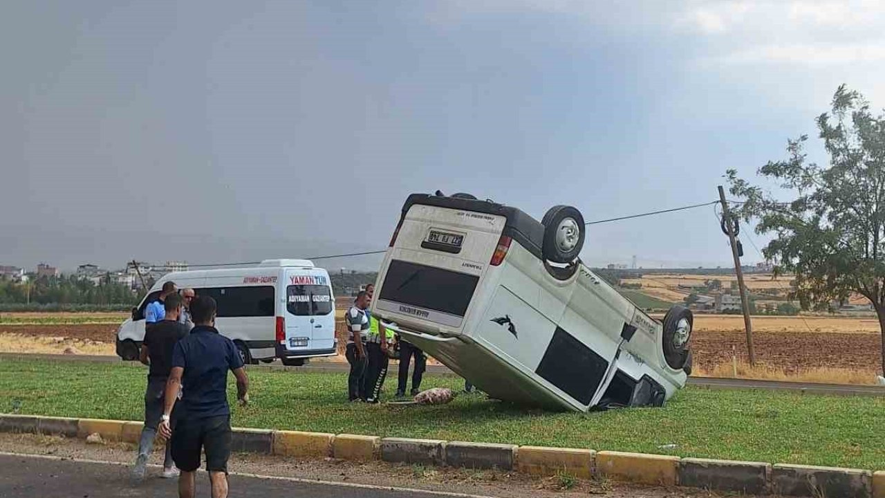 Gaziantep'te takla atan minibüsten yara almadan kurtuldu
