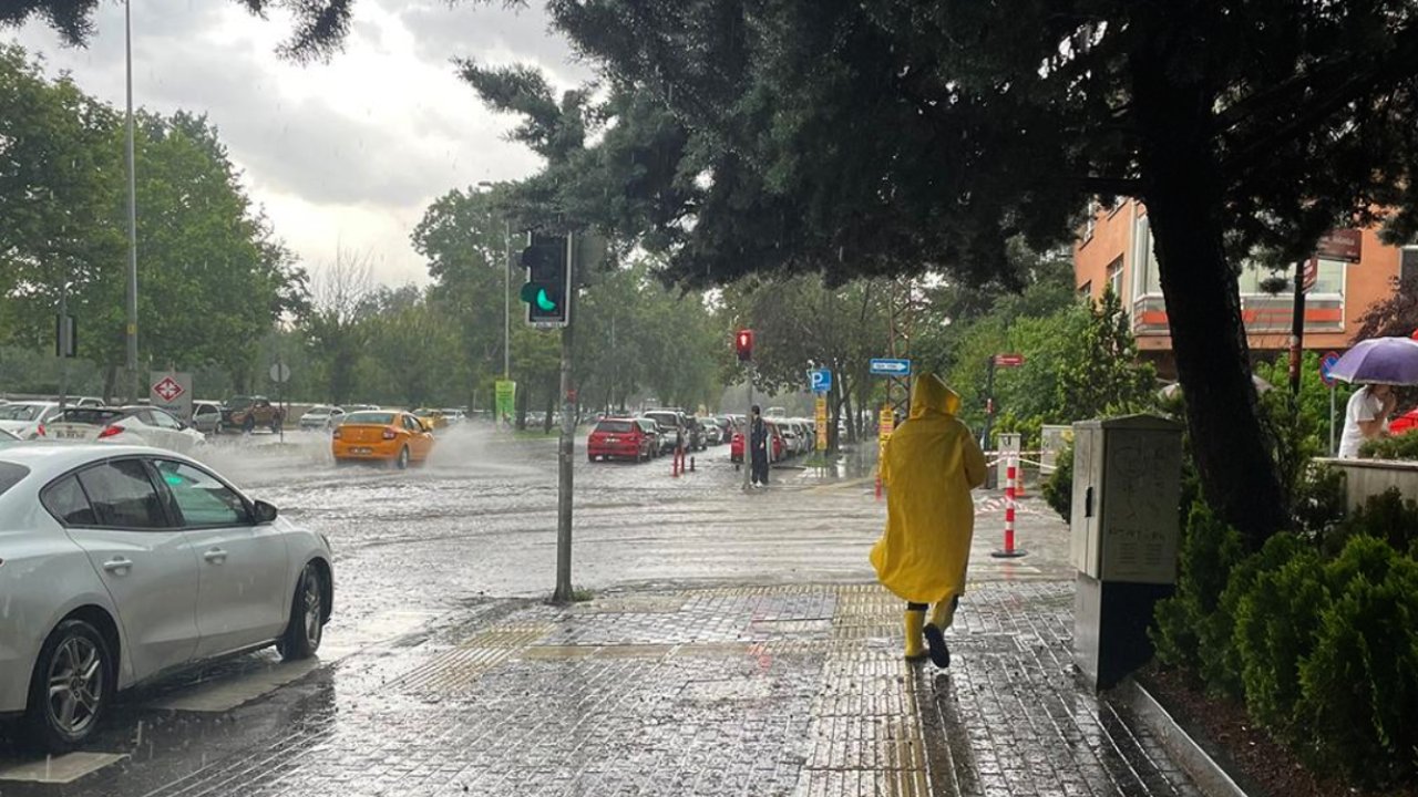 Gaziantep'te Yaz Ortasında Sağanak Bastırdı!
