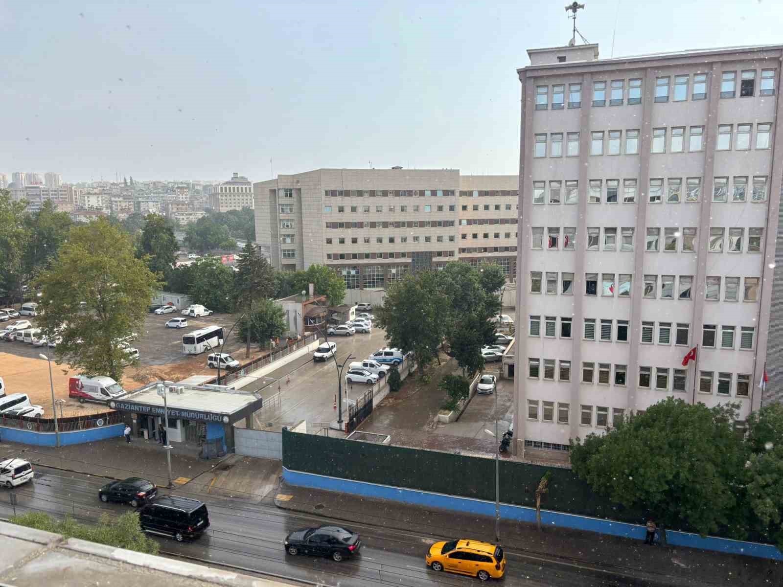 Gaziantep’te sağanak ve dolu etkisini gösterdi
