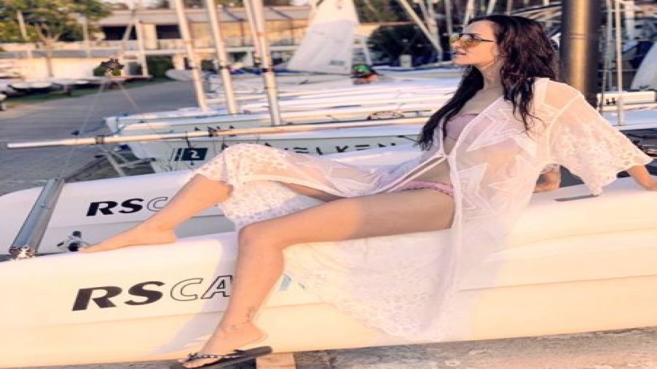 Güzel oyuncu İrem Helvacıoğlu, Instagram hesabından bikinili pozlarını paylaştı