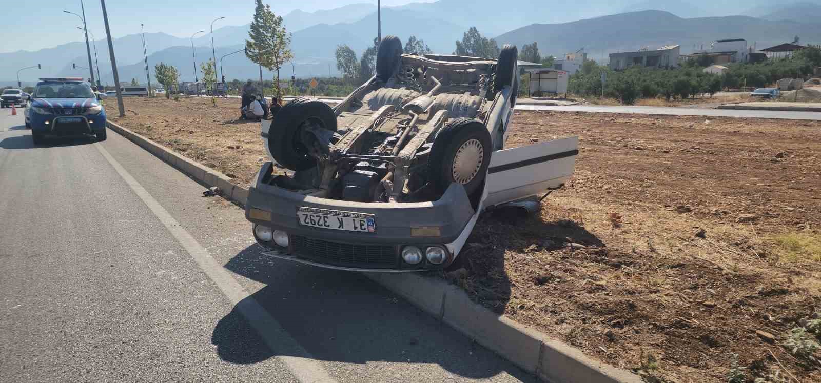 Takla atarak ters dönen otomobilin sürücüsü yaralandı