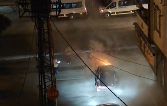 Gaziantep'te Seyir Halindeki Araç Gece Yarısı Alev Aldı: Mahalleli Seferber Oldu