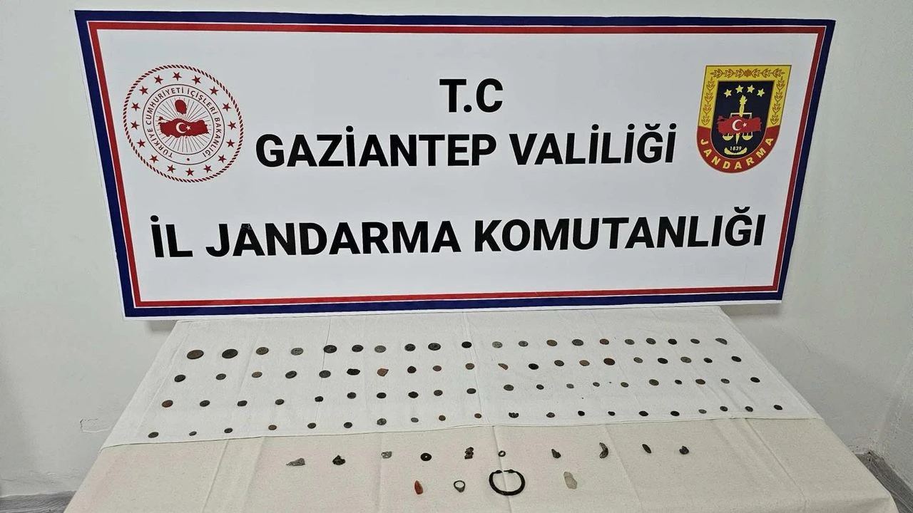 Gaziantep'te Bir Evden Tarih Fışkırdı: 80 Sikke ve 14 Obje Ele Geçirildi