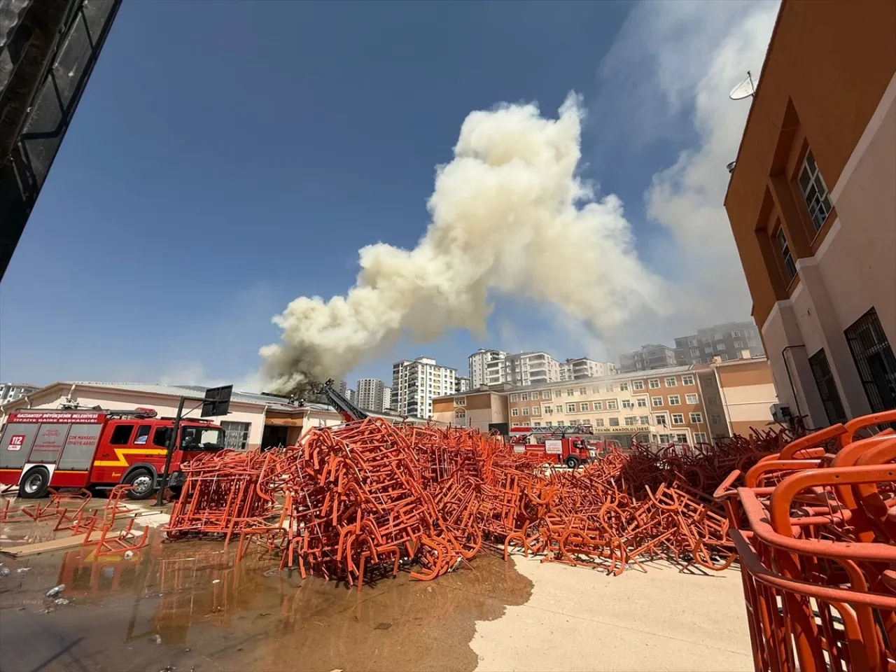 Gaziantep’te Lise Atölyesinde Korkutan Yangın: İtfaiye Müdahale Ediyor!