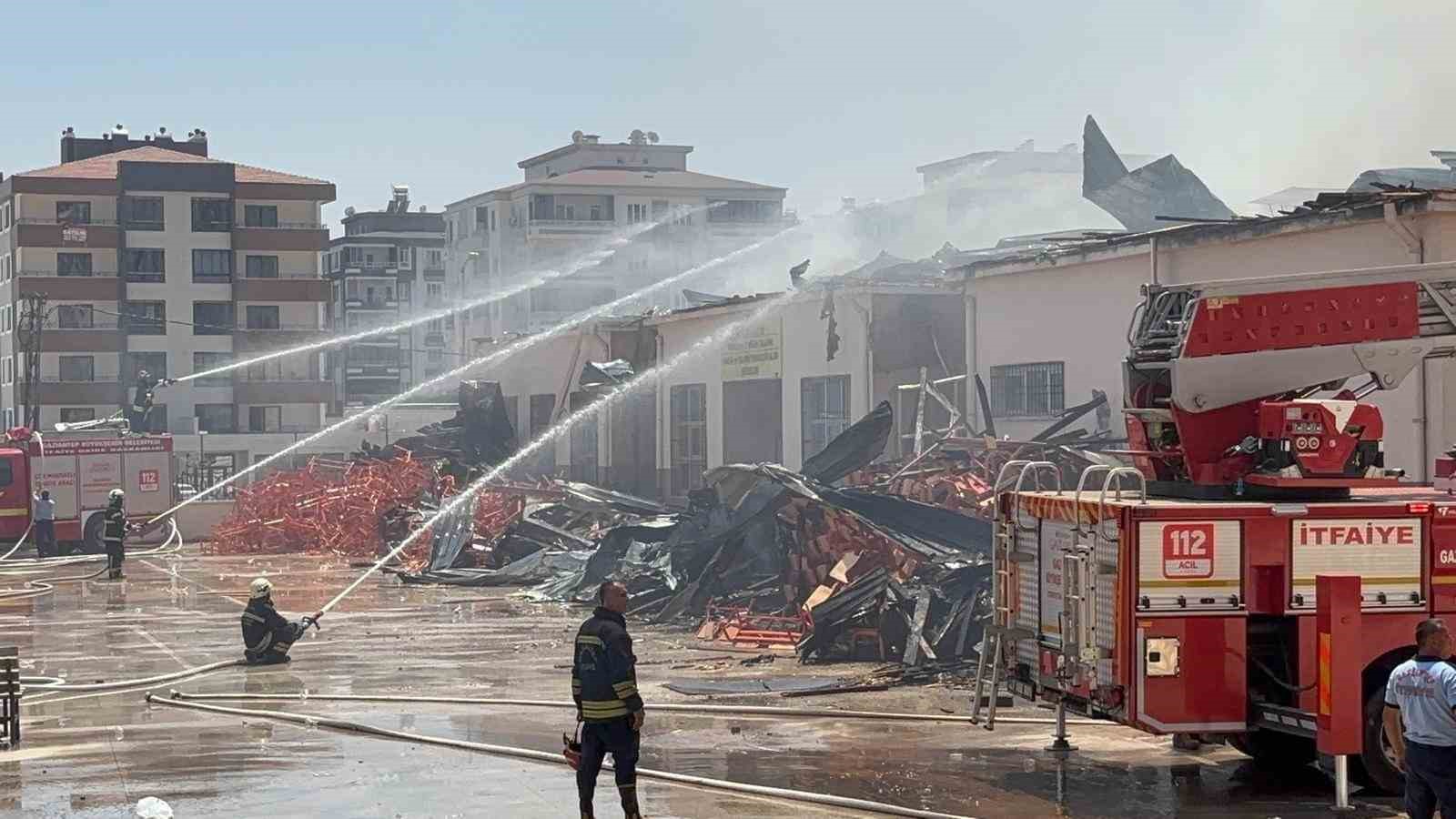 Gaziantep’te Meslek Lisesi Mobilya Atölyesindeki Yangın: Müdahale Çalışmaları Aralıksız Devam Ediyor