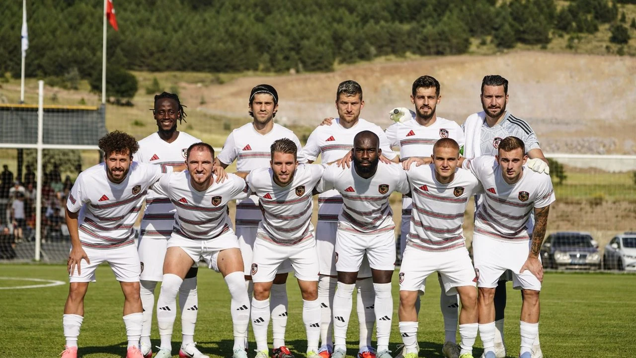 Gaziantep FK Teknik Direktörü Taşdemir, 16 Futbolcuya Forma Şansı Verdi