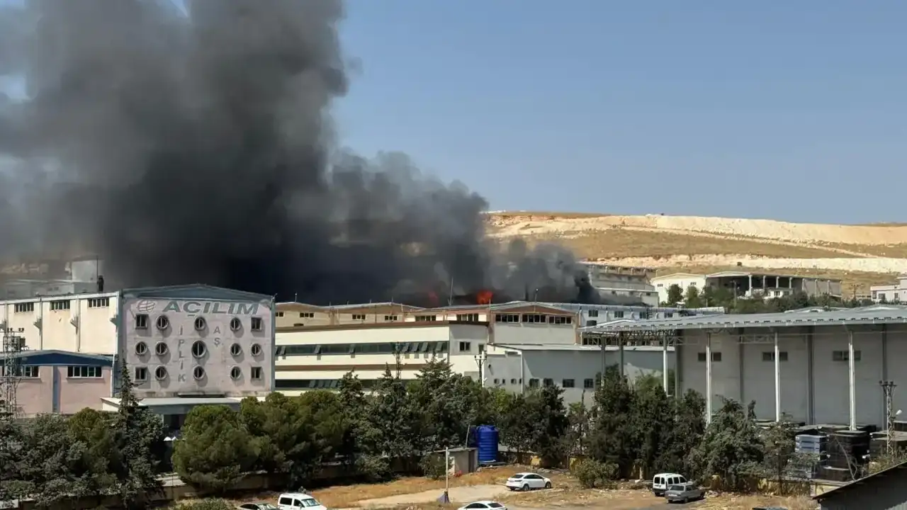 Gaziantep'te Fabrikada Büyük Yangını! Gökyüzünü Duman Kapladı