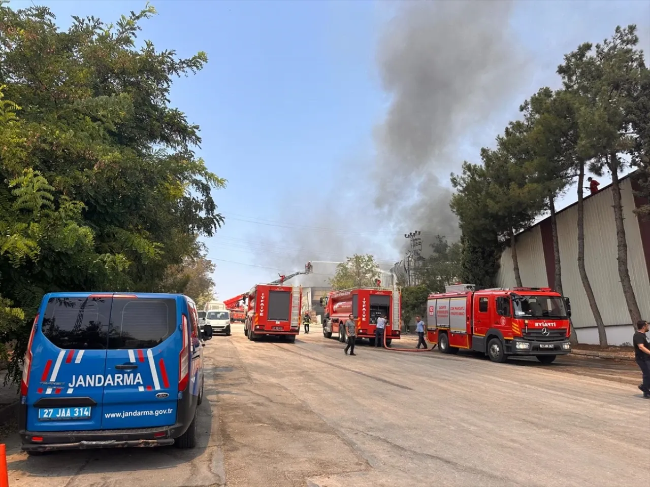 Gaziantep Oğuzeli'nde Halı Fabrikasında Büyük Yangın: Alevler Sanayi Sitesini Sardı!
