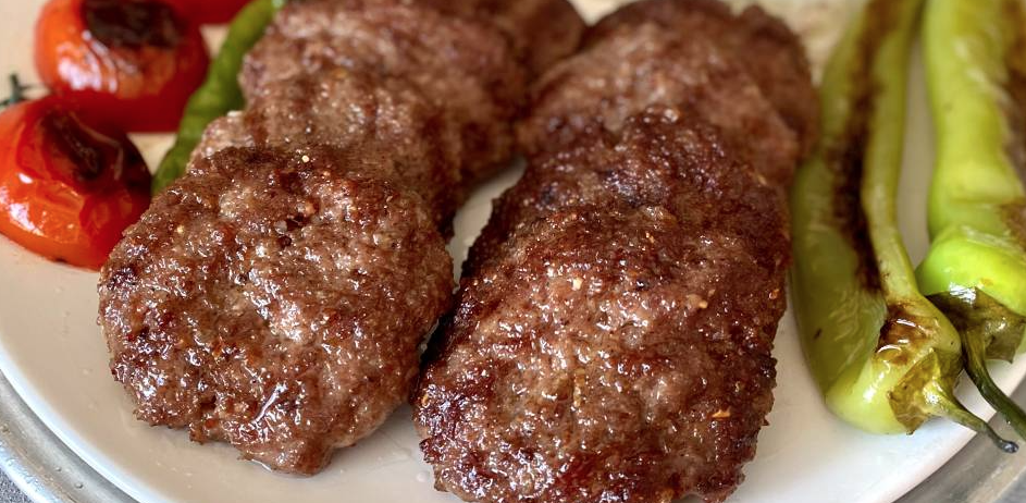 Evinizde Ustalıkla Hazırlayabileceğiniz Akçaabat Köftesi Tarifi: 5 Pratik Adım
