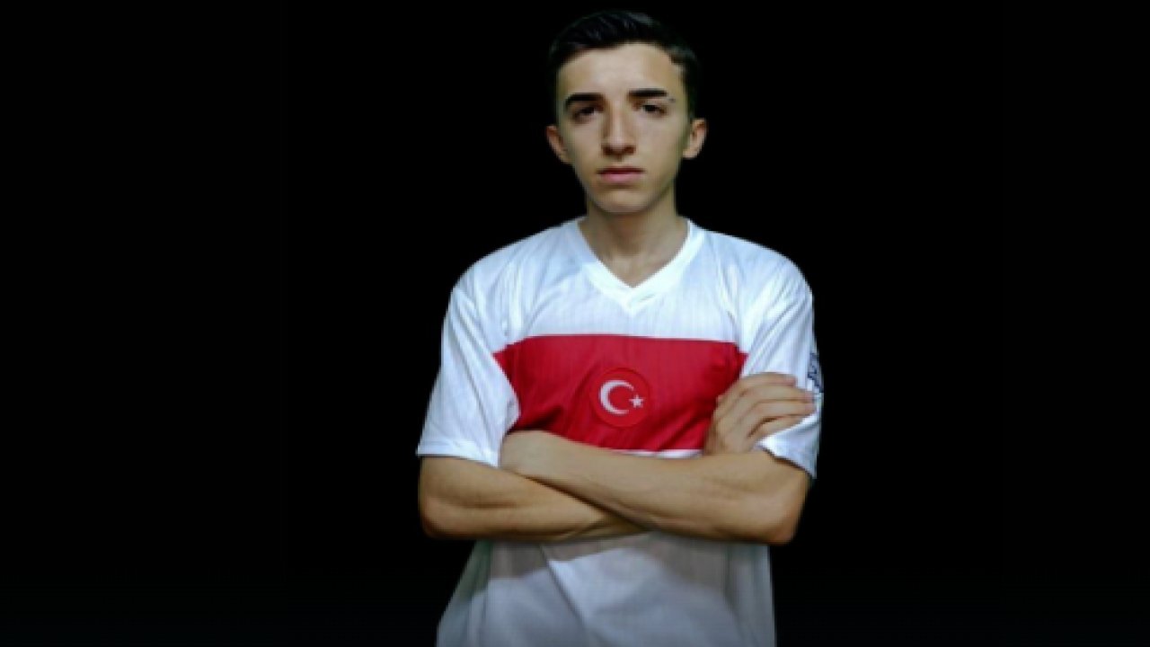 Türk Sporcu Samet Türkoğlu, Messi ve Neymar'ın Top Sektirme Rekorunu Aştı