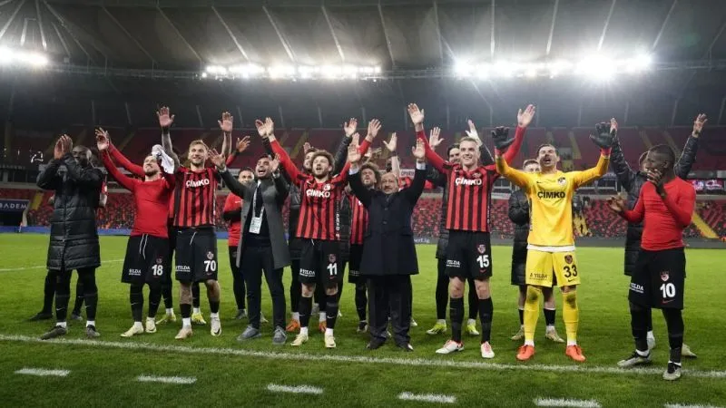 Gaziantep FK'da Kriz Çözüldü: Başkan Memik Yılmaz Borcu Ödedi, Stadyumun Elektrikleri Açıldı