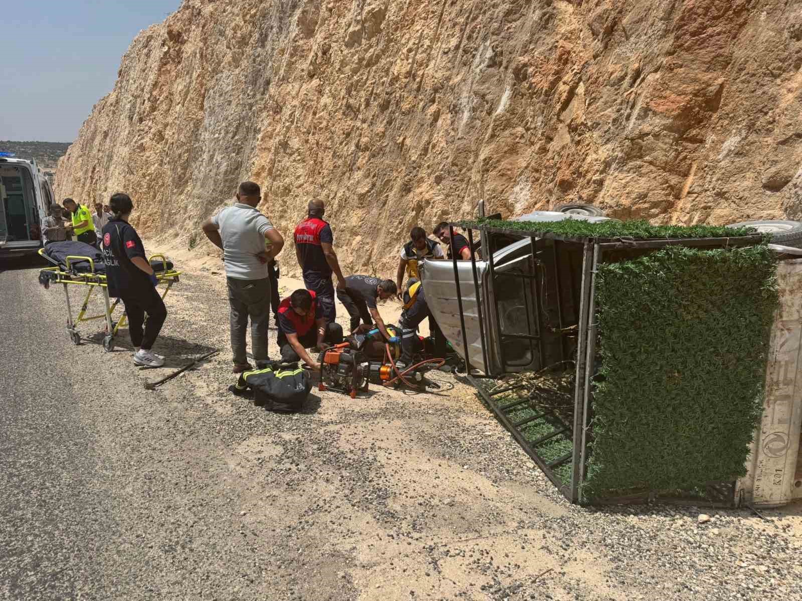 Adıyaman’da şarampole devrilen kamyonetin sürücüsü yaralandı