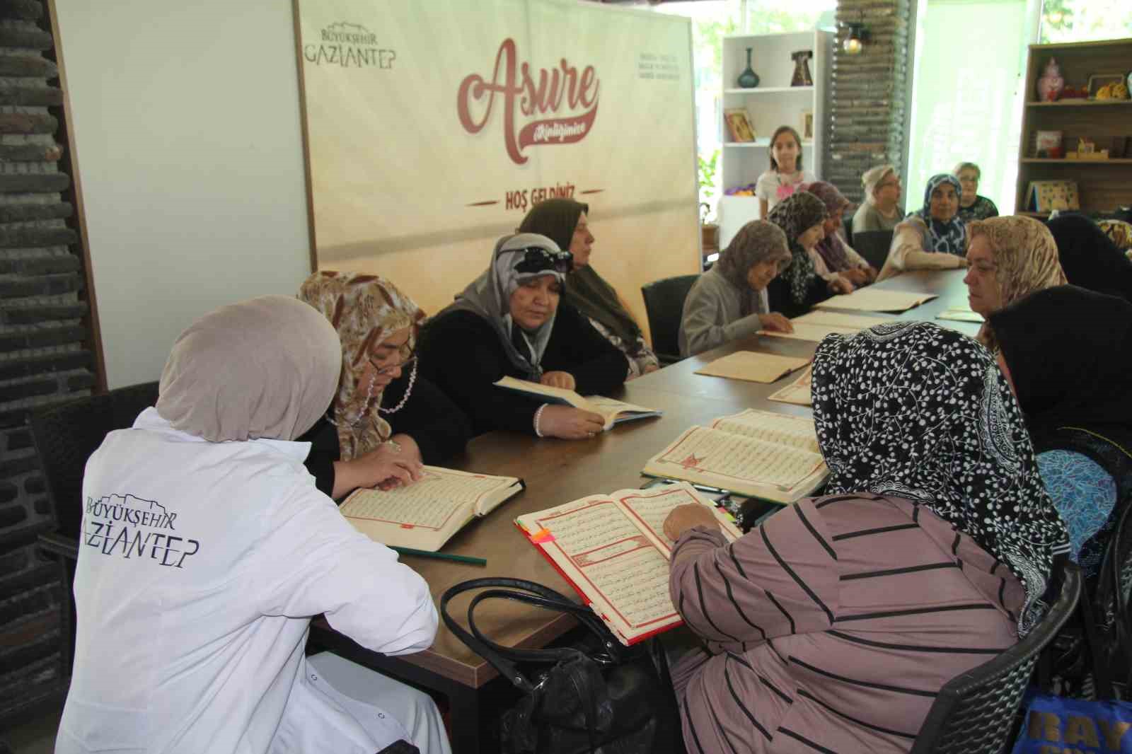 Yaşlılar bu merkezde hayata bağlanıyor