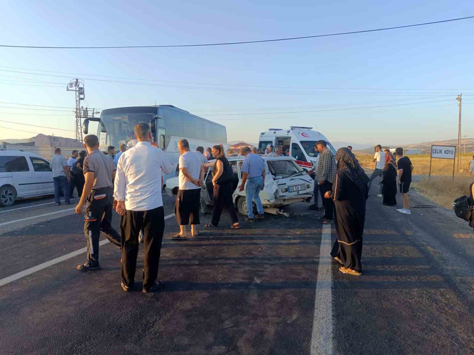 Otobüs ile otomobil çarpıştı: 5 yaralı