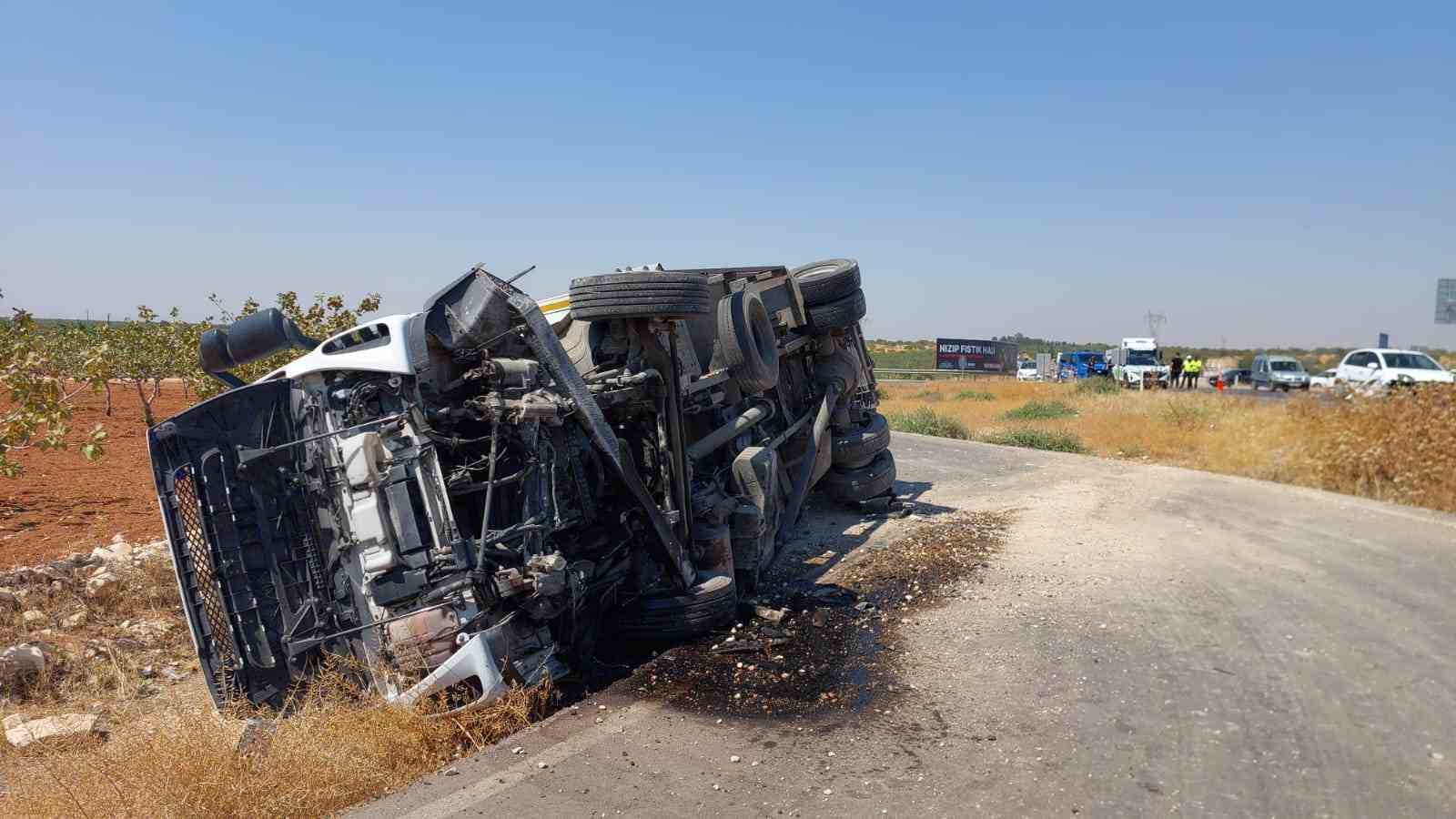 Gaziantep'te araçla çarpışan kamyon yan yattı: 1 yaralı