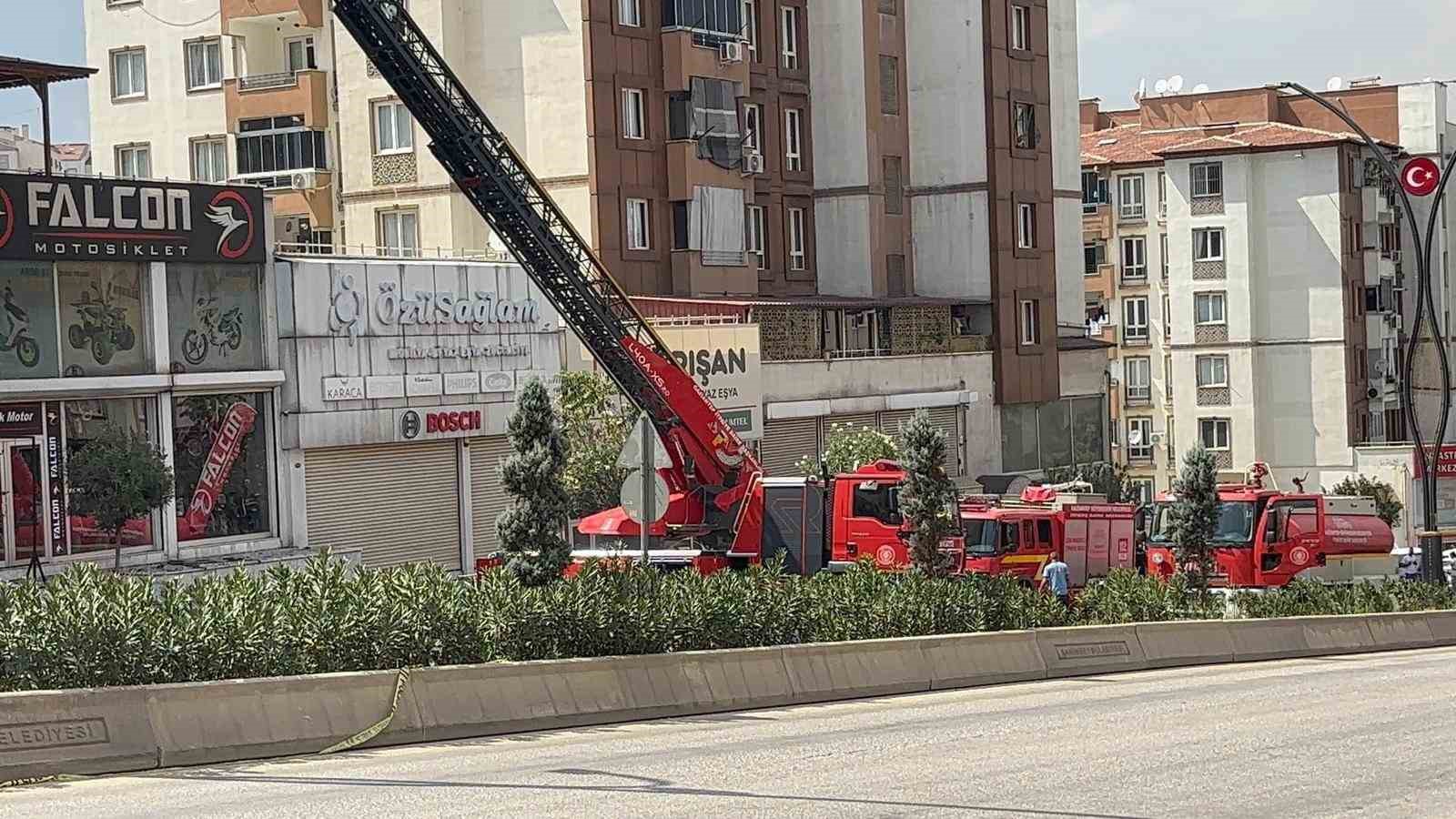 Gaziantep'te binanın alt katındaki dükkanda çıkan yangında dumandan etkilenen 15 kişi yaralandı