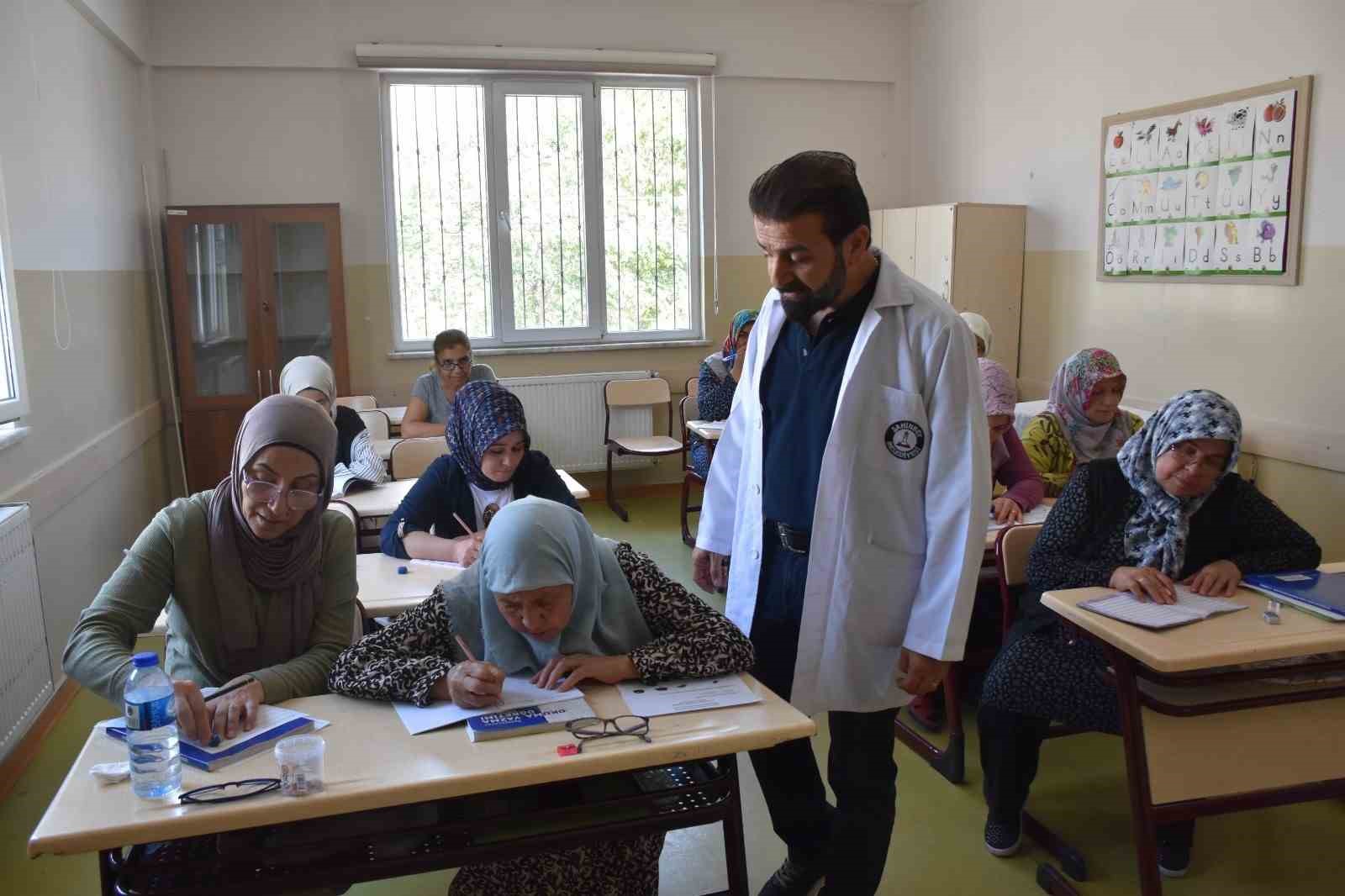 Okuma yazma kursu öğrenmenin yaşının olmadığını gösteriyor