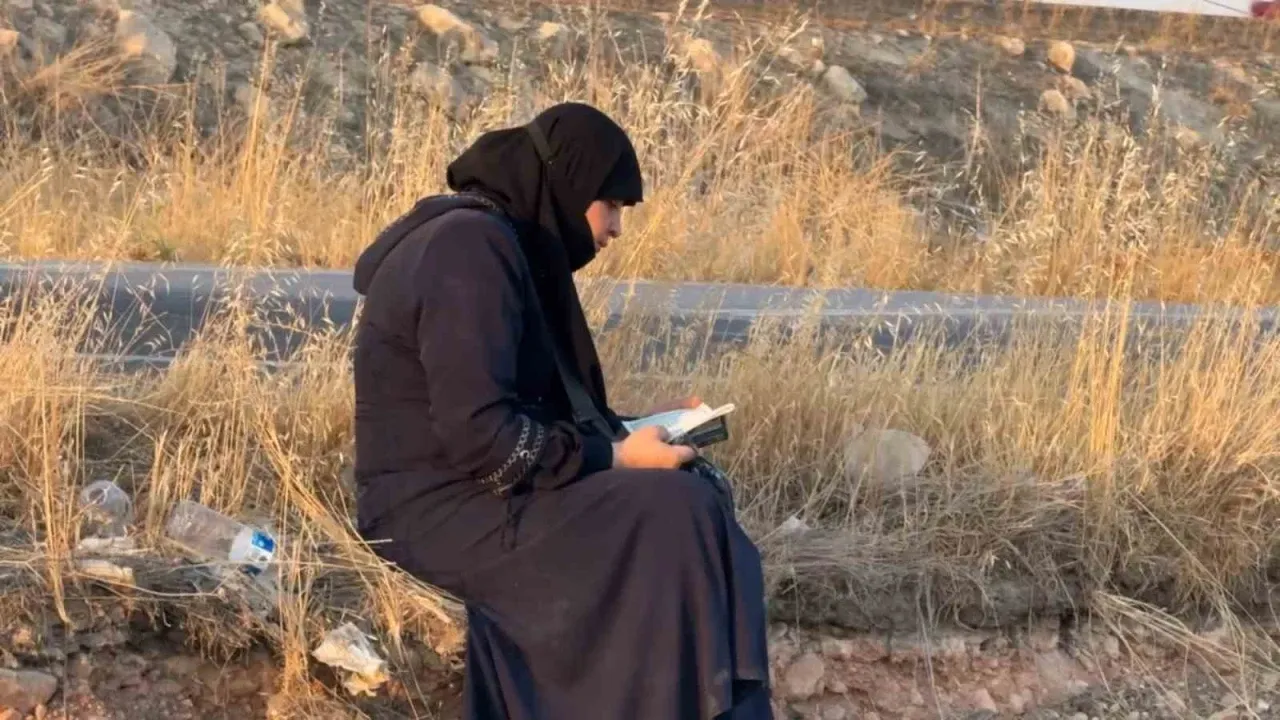 Ters dönen araçtan çıkan kadın oturup Kuran’ı Kerim okudu