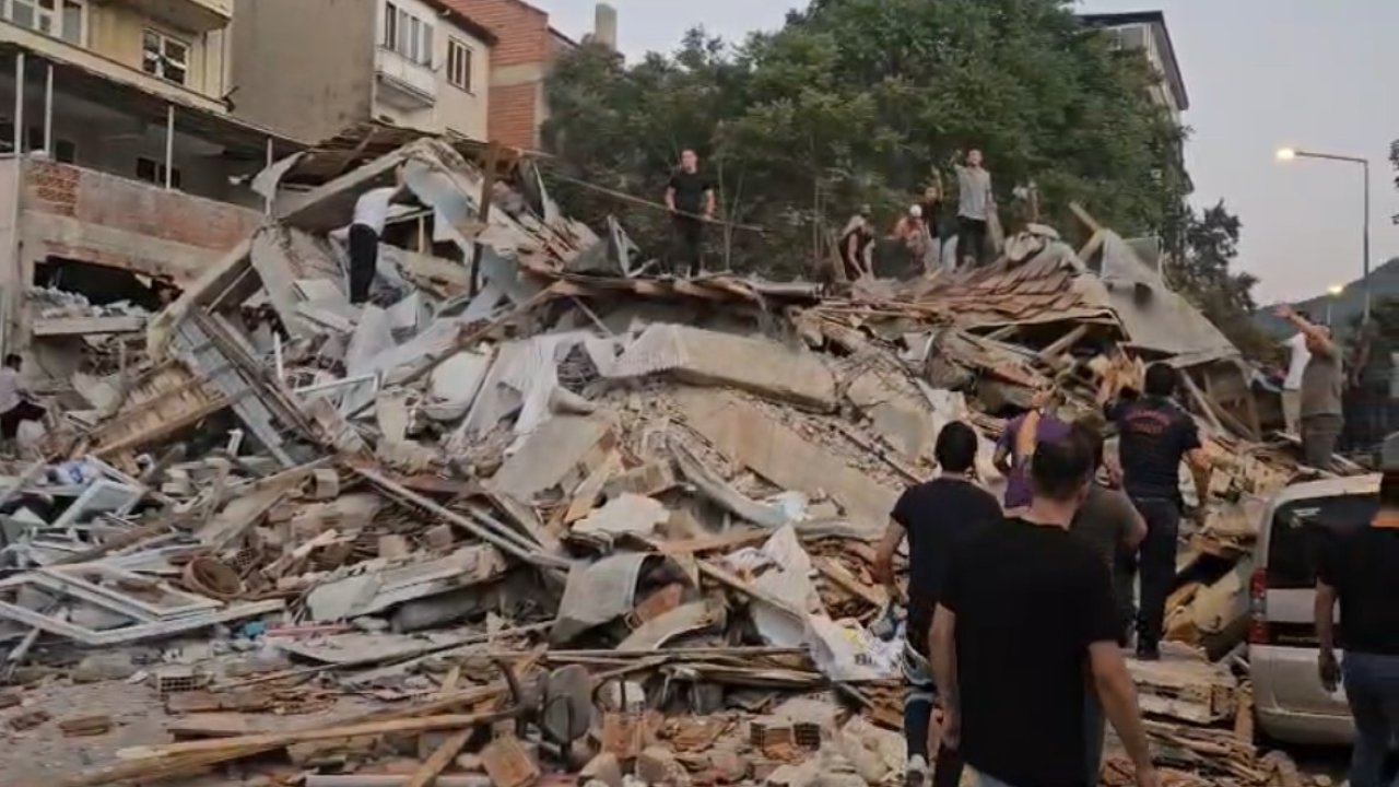 Deprem.... Balıkesir’de 6.2’lik deprem: Bir bina çöktü