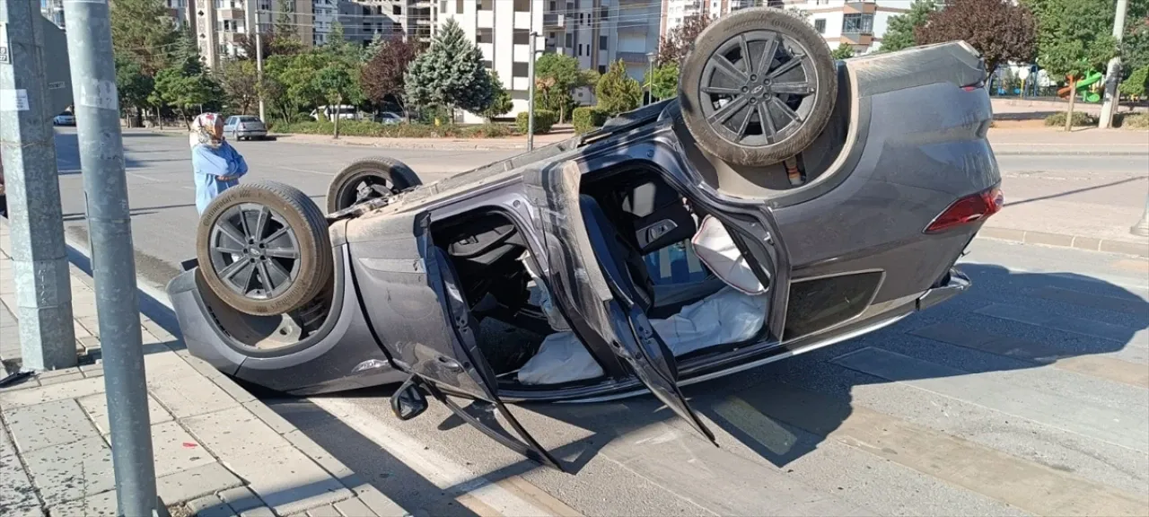 Gaziantep’te Polis Otosuyla Çarpışan Otomobilin Sürücüsü Hafif Yaralandı