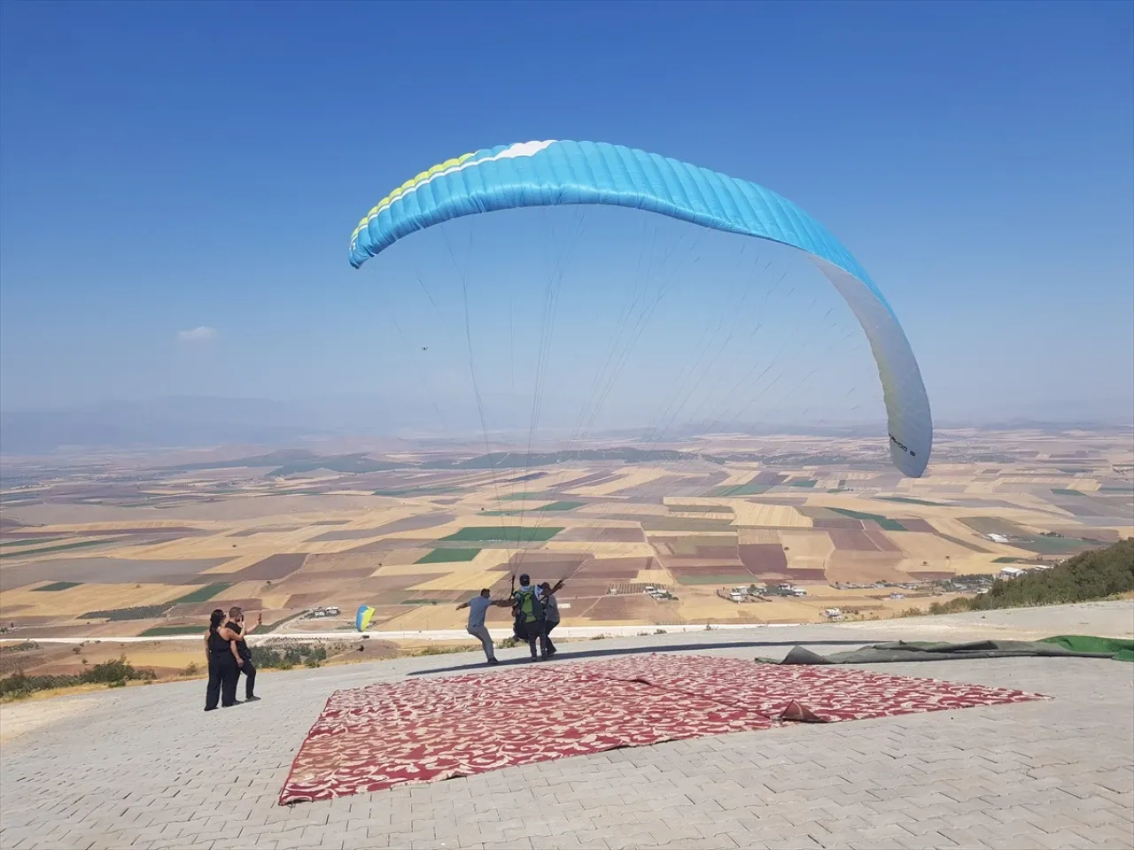 Gaziantep'te bedensel engelli genç kızın yamaç paraşütü hayali gerçekleştirildi