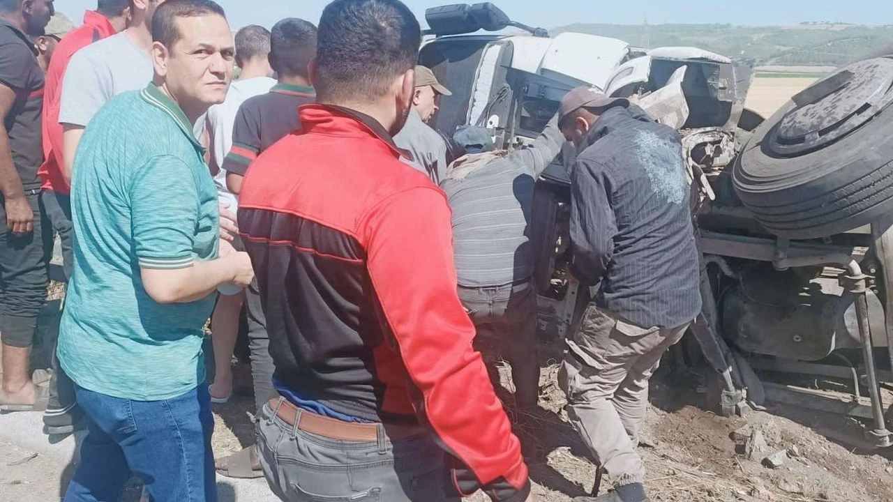 Gaziantep-Osmaniye Yolunda Tır Devrildi: 2 Kişi Yaralandı