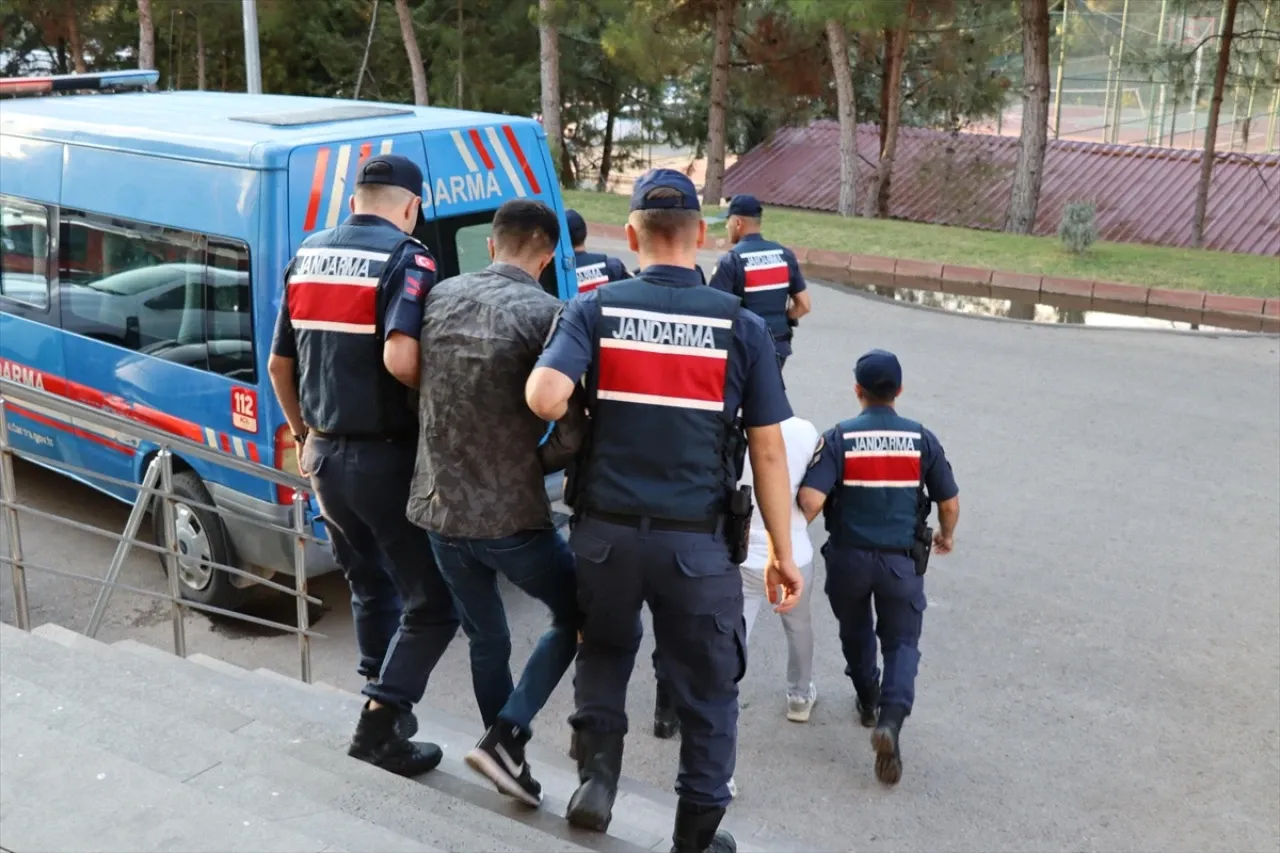 Gaziantep’te Göçmen Kaçakçılığı Operasyonu: 4 Gözaltı, 1 Tutuklama