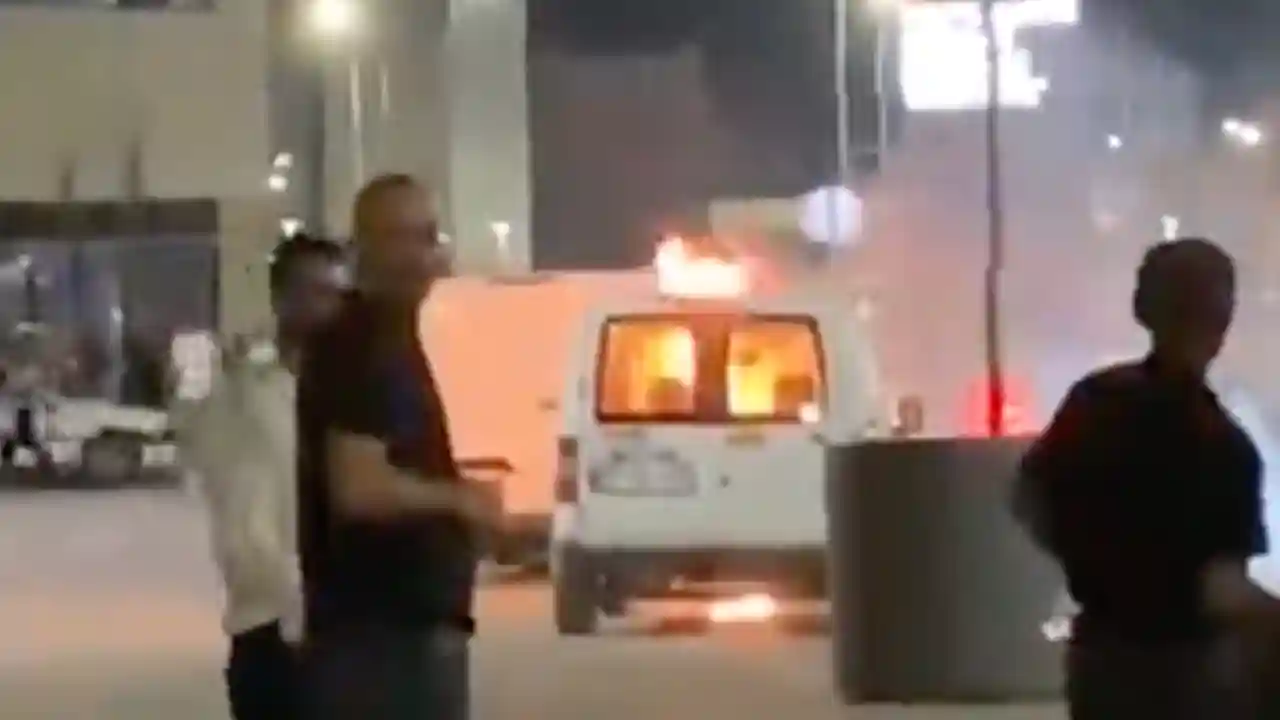 Gaziantep’te Şehir Hastanesi Önünde Araç Alev Aldı! Panik Anları Kameralara Yansıdı